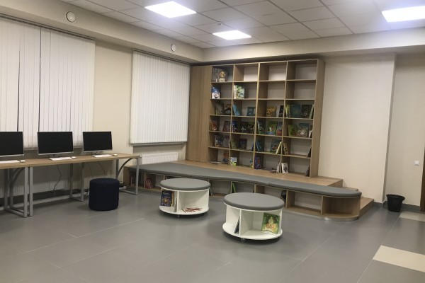 Книжкова шафа та робочий стіл